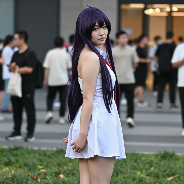 紫发少女的校园日常主题图片 0555，杰作，最佳画质，极致细节，照片级写实 , 都市街拍纪实风